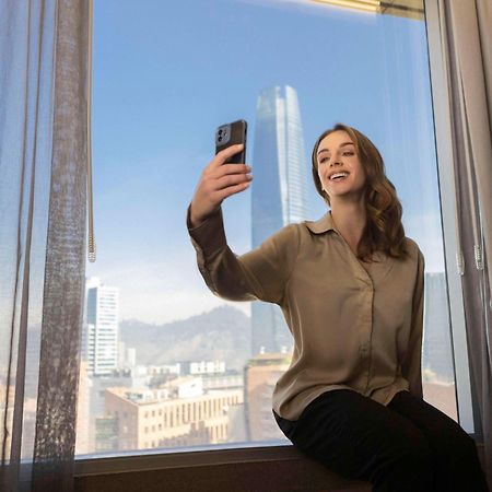 Pullman Santiago El Bosque Hotel Exterior foto A woman taking a selfie