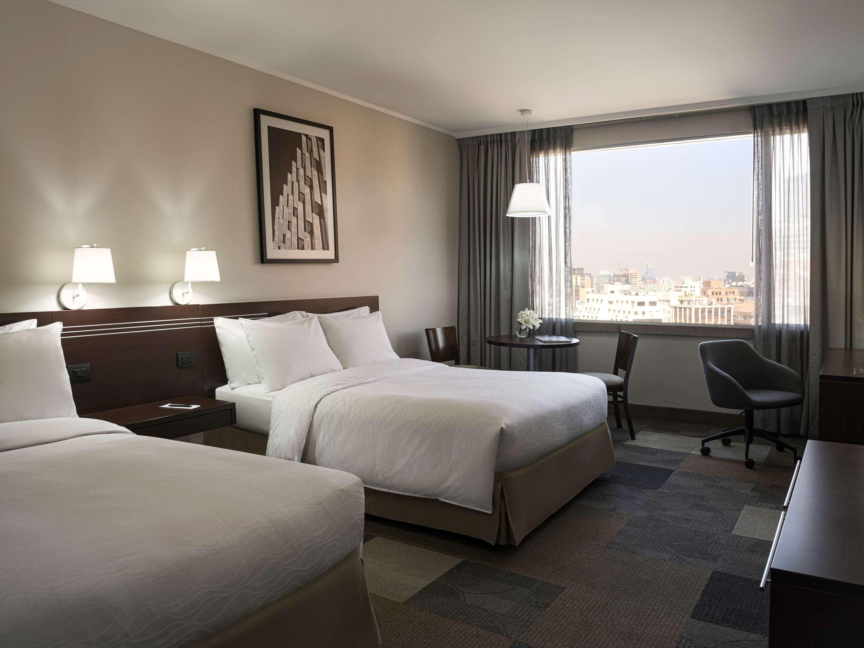 Pullman Santiago El Bosque Hotel Exterior foto A guest room at the Hilton San Francisco
