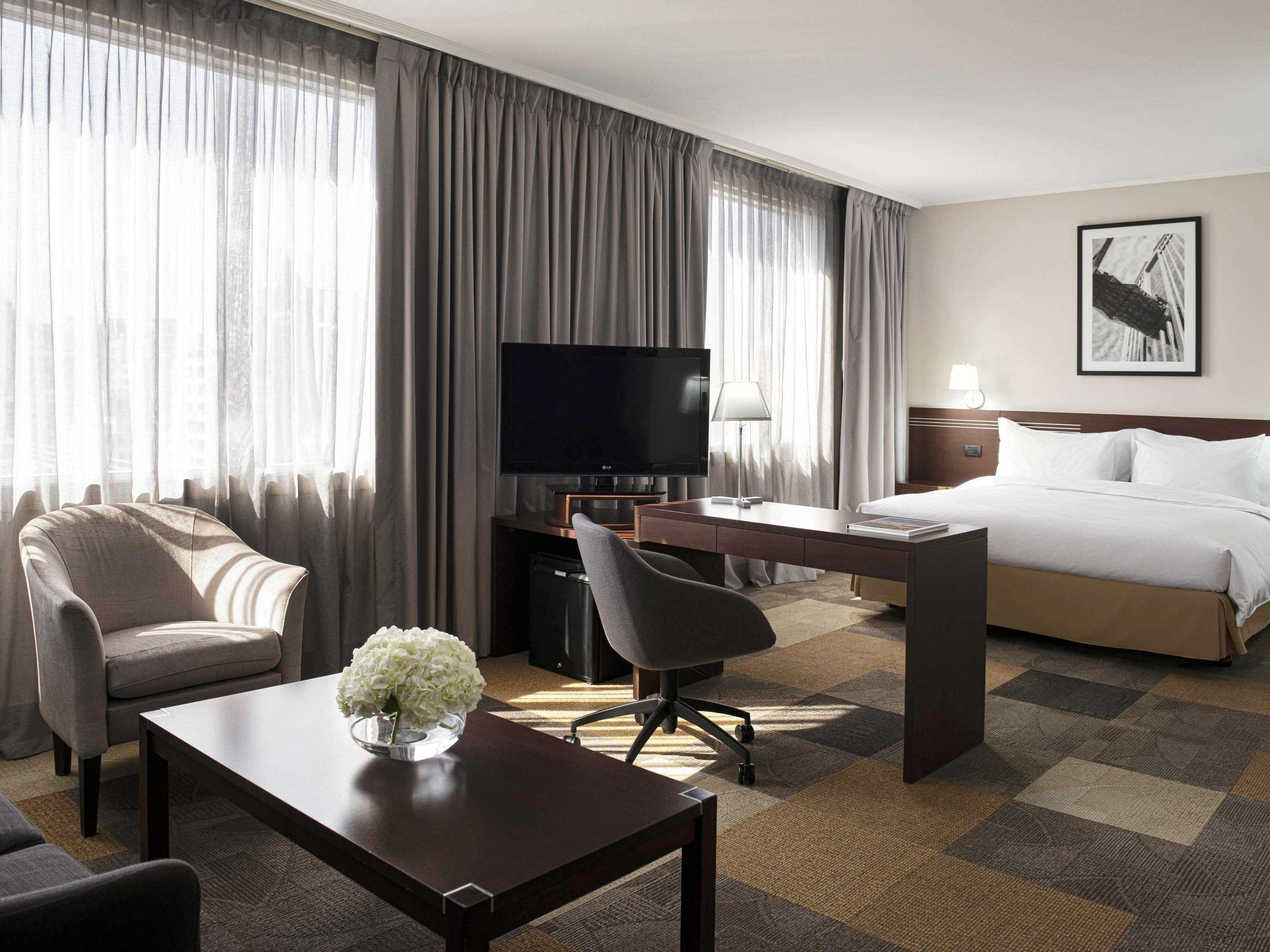 Pullman Santiago El Bosque Hotel Exterior foto A typical hotel room