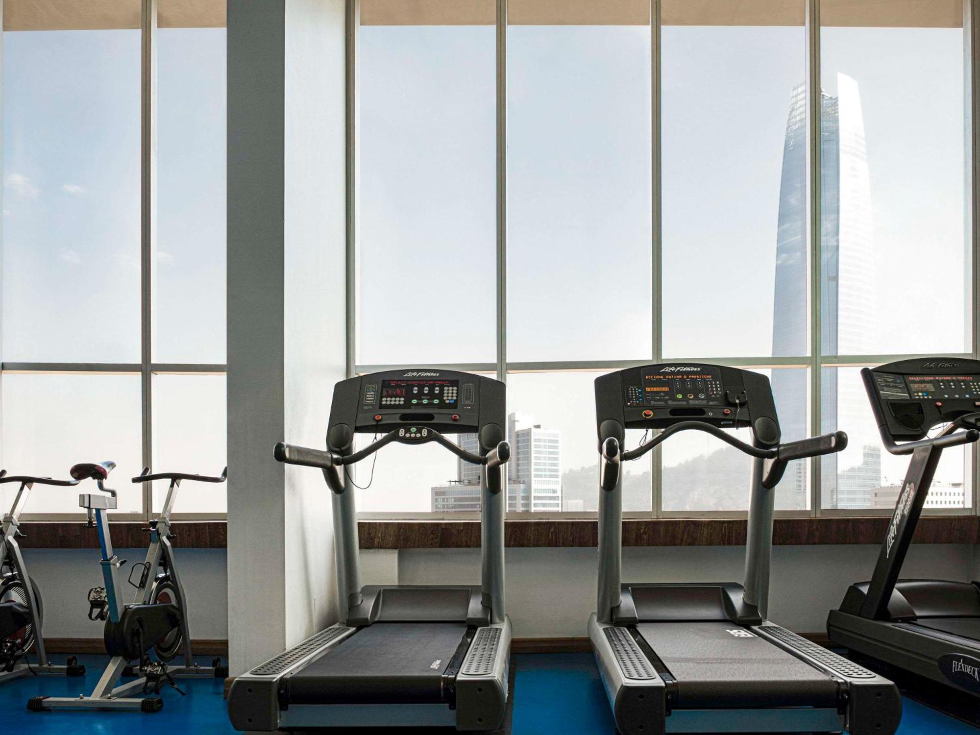 Pullman Santiago El Bosque Hotel Exterior foto The gym at the hotel