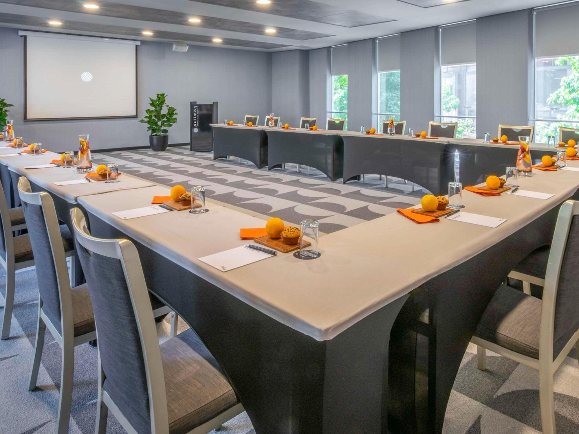 Pullman Santiago El Bosque Hotel Exterior foto Meeting room