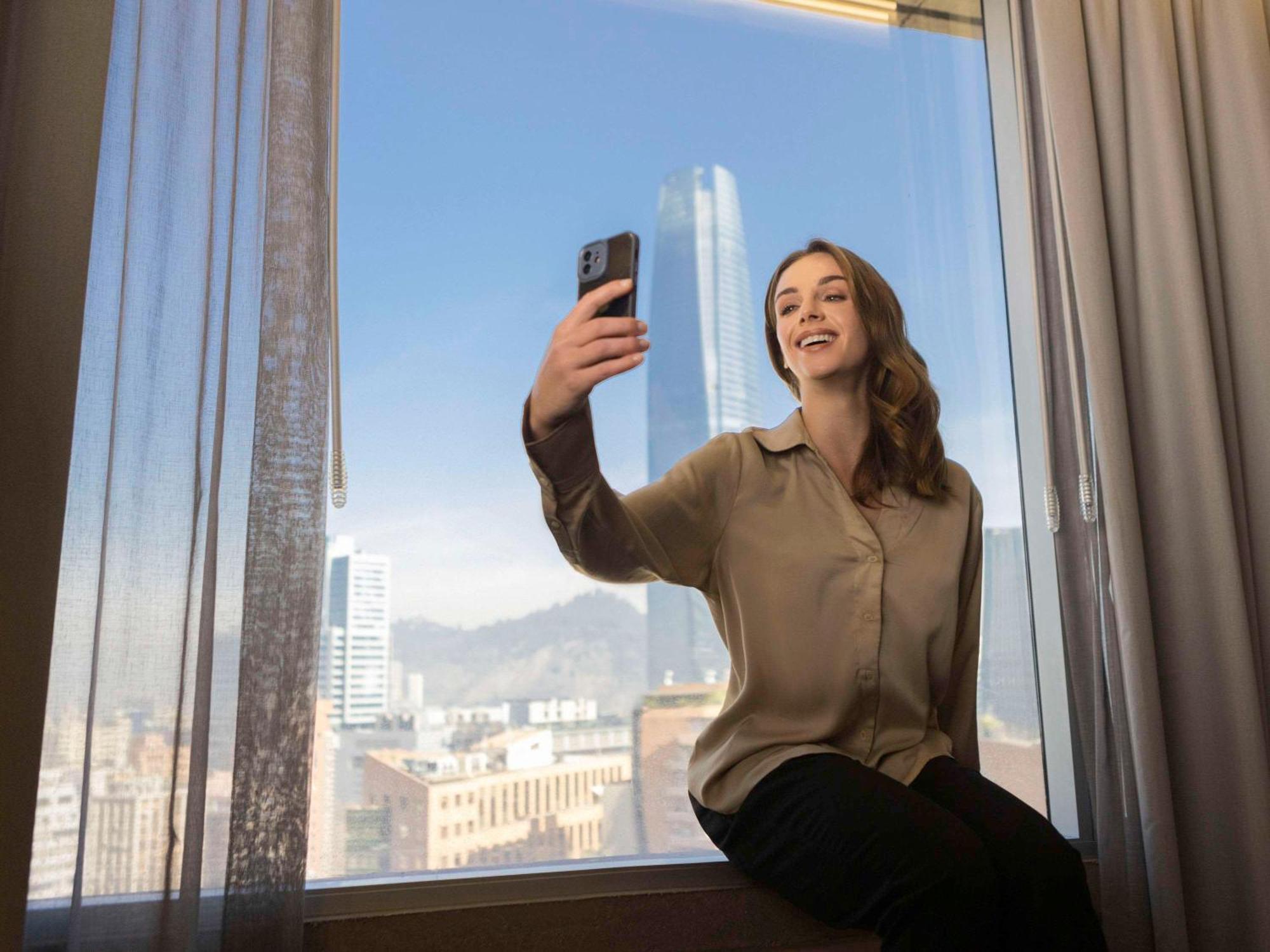 Pullman Santiago El Bosque Hotel Exterior foto A woman taking a selfie