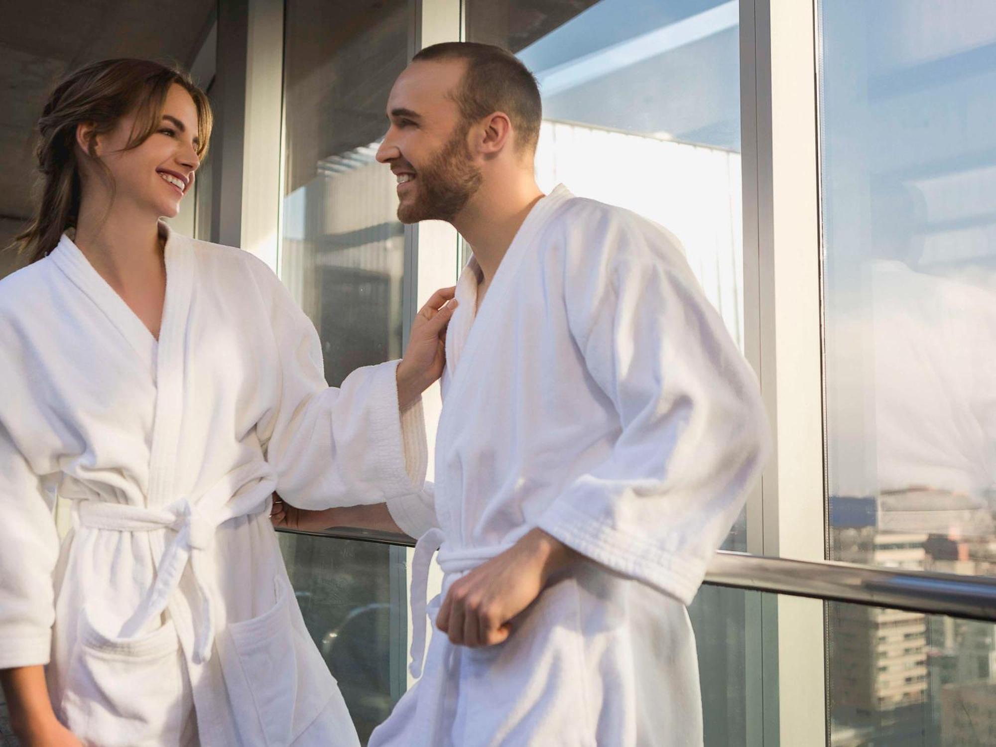 Pullman Santiago El Bosque Hotel Exterior foto A couple wearing bathrobes