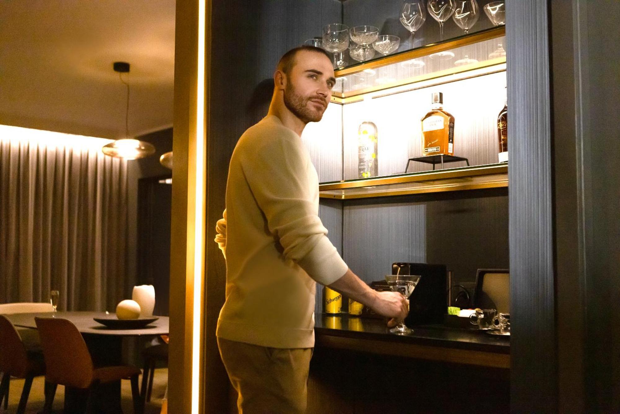 Pullman Santiago El Bosque Hotel Exterior foto A bartender at work