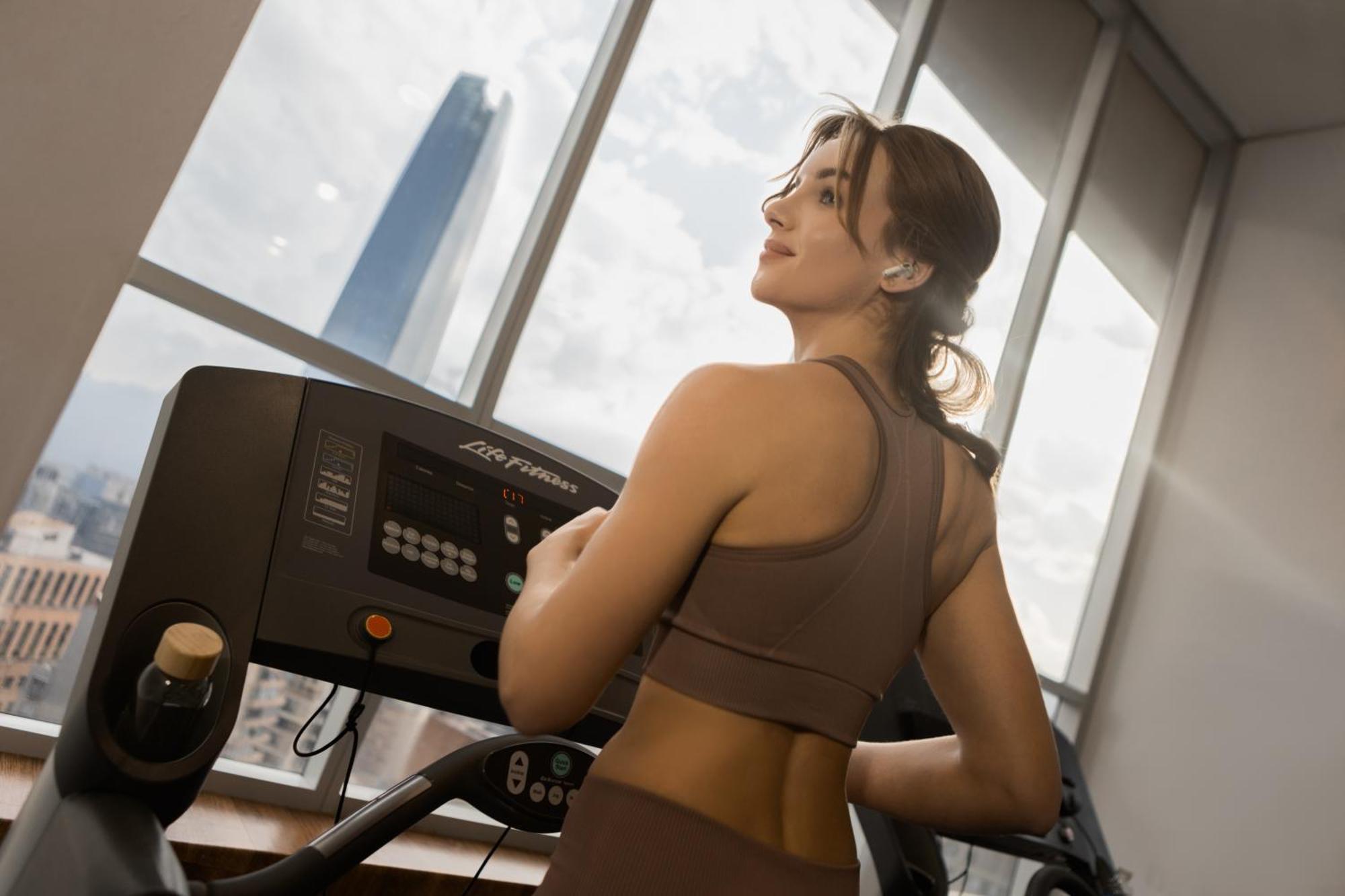 Pullman Santiago El Bosque Hotel Exterior foto A woman exercising on a treadmill
