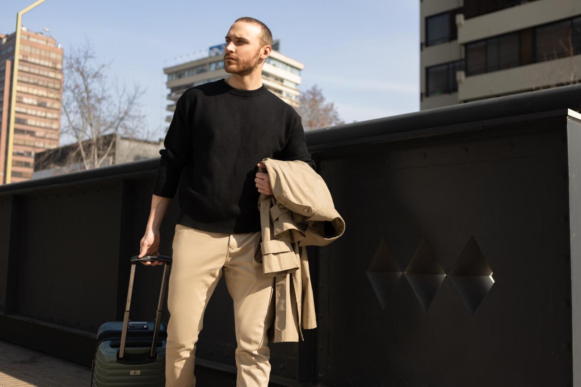 Pullman Santiago El Bosque Hotel Exterior foto A man wearing a crew neck sweater