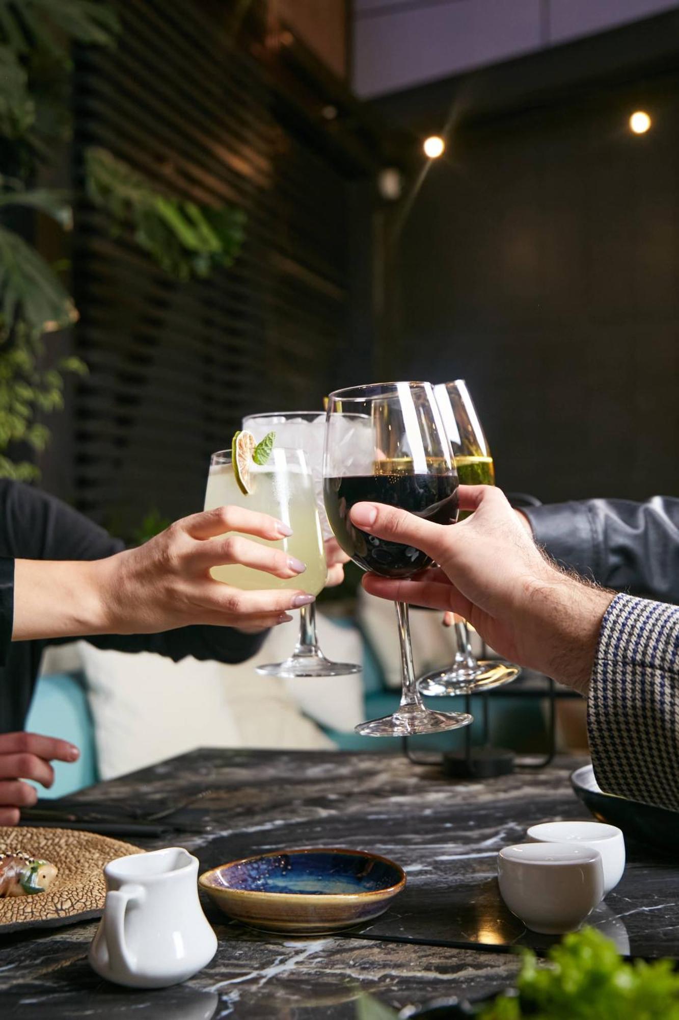 Pullman Santiago El Bosque Hotel Exterior foto A toast with wine and cocktails