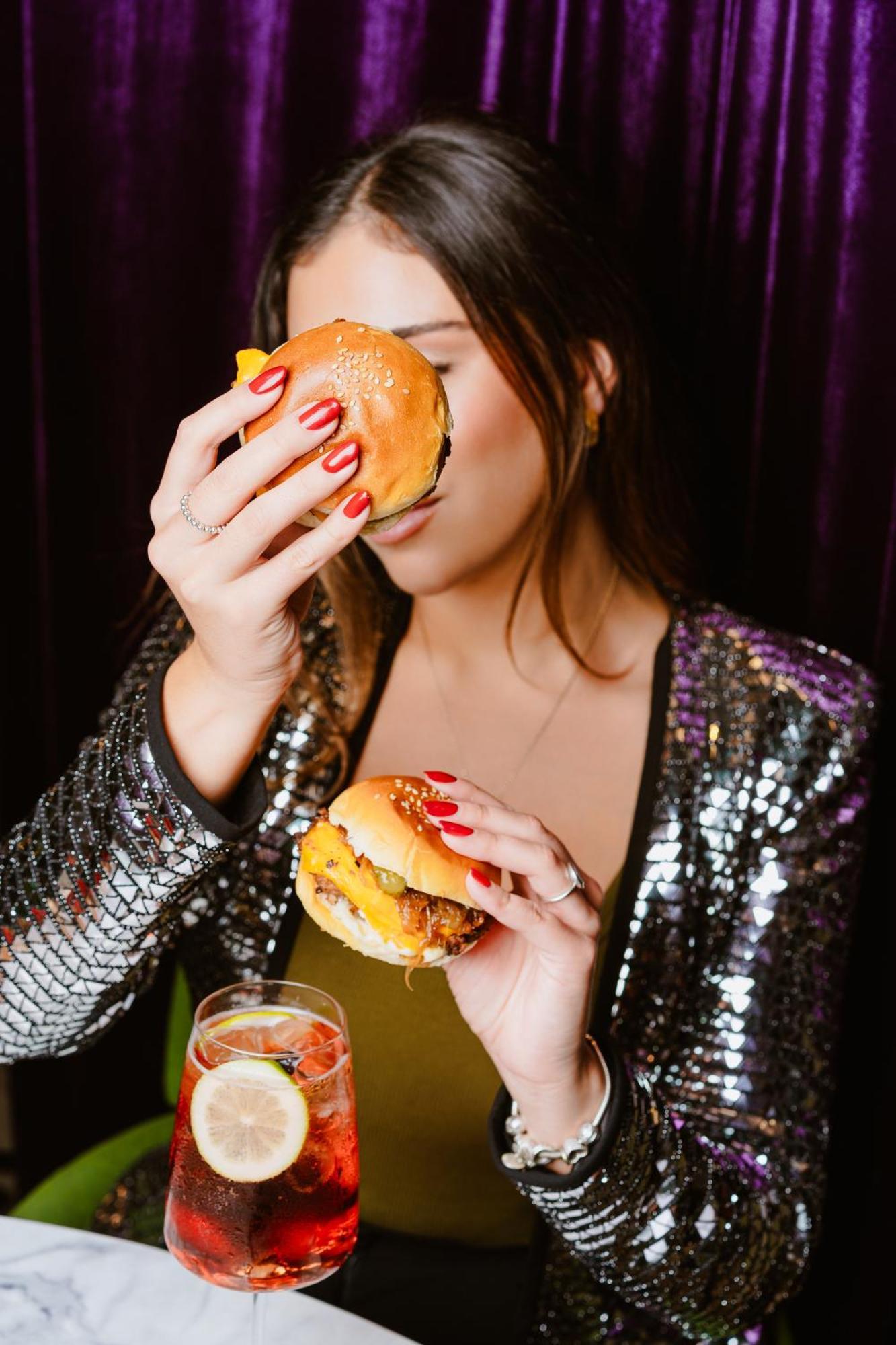 Pullman Santiago El Bosque Hotel Exterior foto A woman eating a hamburger