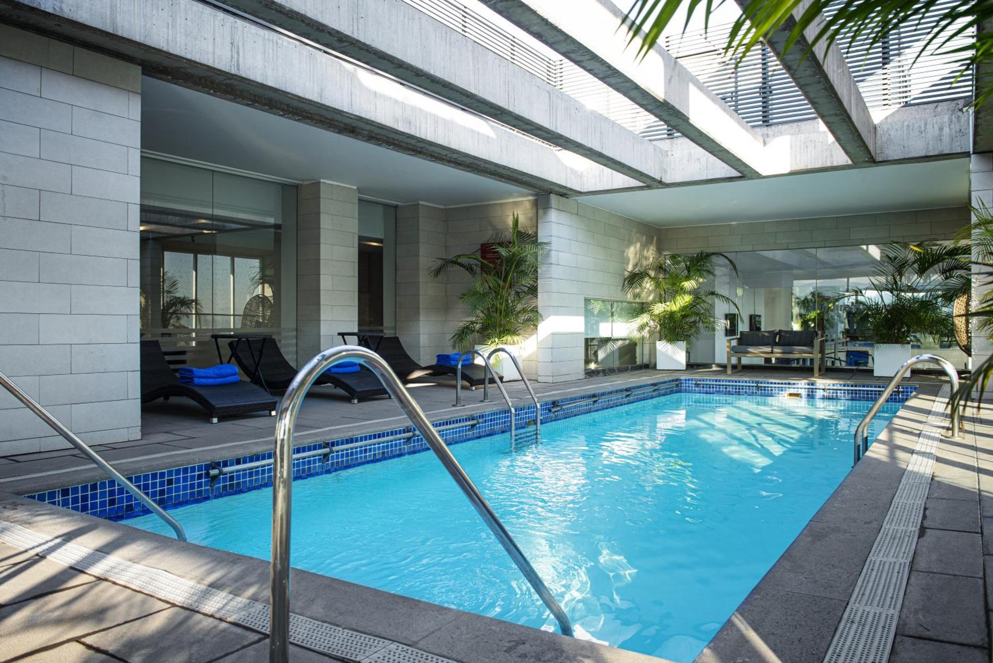 Pullman Santiago El Bosque Hotel Exterior foto The pool at the hotel
